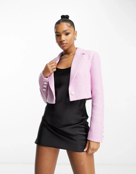 Miss Selfridge – Kastiger Blazer aus Bouclé in Rosa mit kurzem Schnitt und Perlenknöpfen, Kombiteil