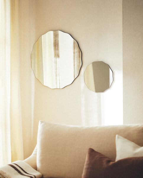 Wall mirror with wavy edge