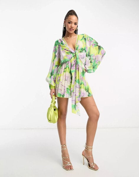 ASOS DESIGN – Vorn gebundener, plissierter Playsuit in Gelb mit Fledermausärmeln und Blumenmuster