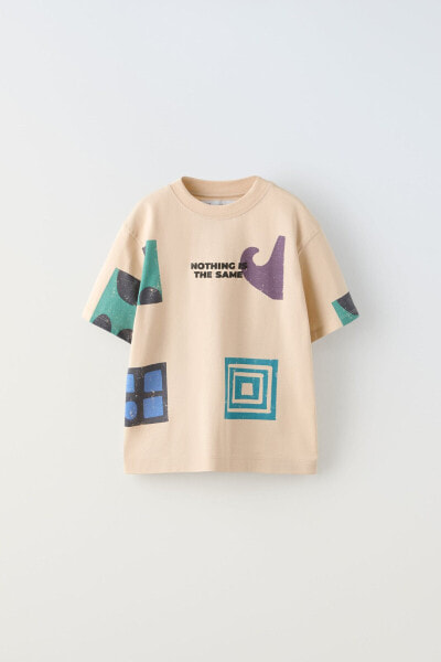 T-shirt with printed shapes