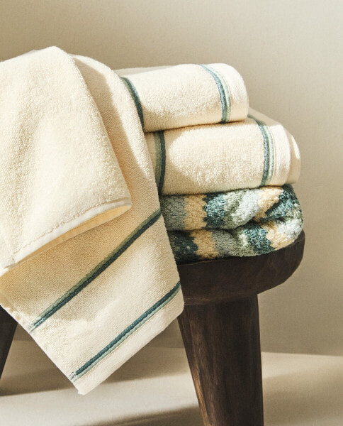 Cotton bath towel with coloured trim