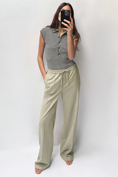 Straight-leg trousers with an elasticated waistband