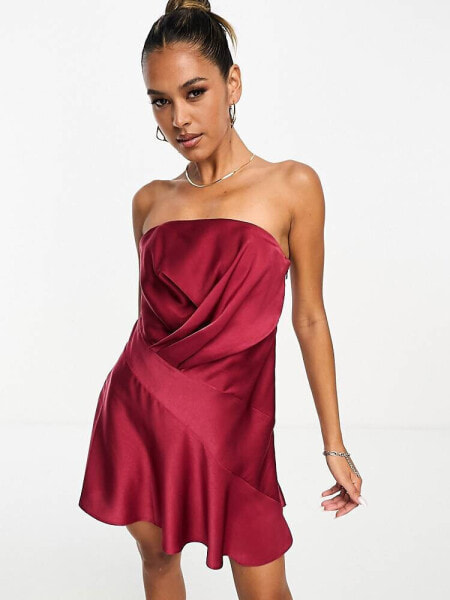 ASOS DESIGN – Trägerloses Minikleid aus Satin in Burgunderrot mit asymmetrischem Saum und gerafftem Oberteil