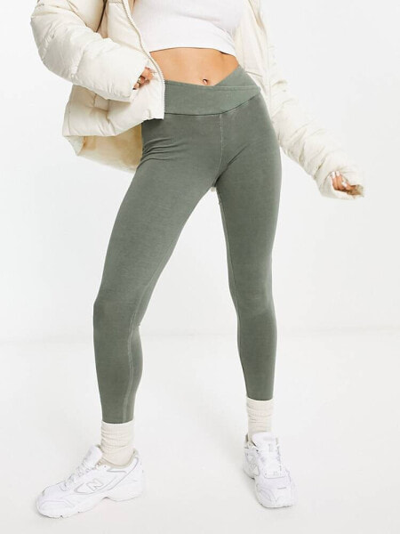 Stradivarius – Nahtlose Leggings in verwaschenem Khaki mit v-förmigem Bund