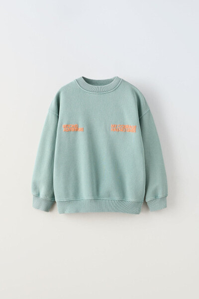 Sweatshirt with raised slogan