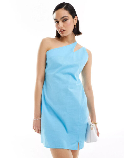 ASOS DESIGN – Kurzes Sommerkleid aus Leinen in leuchtendem Blau mit geteiltem One-Shoulder-Träger und Schlitz