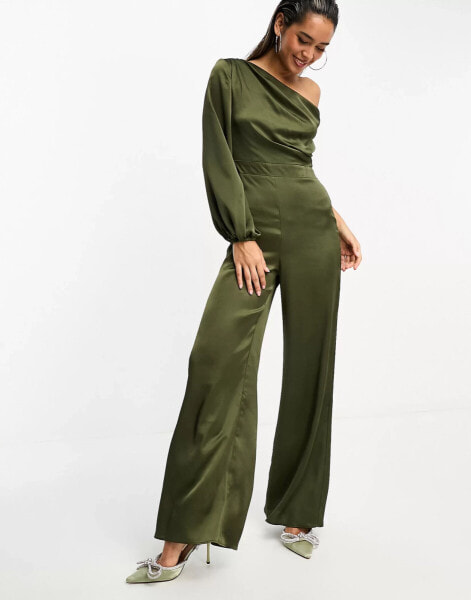 TFNC – Satin-Jumpsuit in Olivgrün mit One-Shoulder-Ärmel