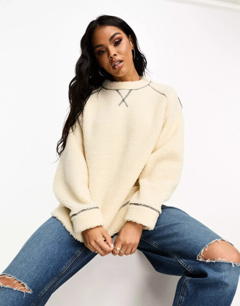 ASOS DESIGN – Teddyfell-Sweatshirt in Neutral mit Kontrastnaht