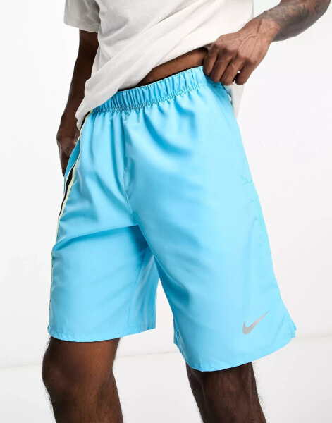 Nike Running – D.Y.E. Challenger – Shorts in Blau