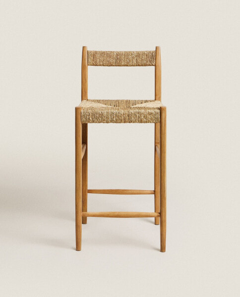 Барный стул ZARAHOME с основанием из ясеня и сплетенной основой и спинкой из морской травы.