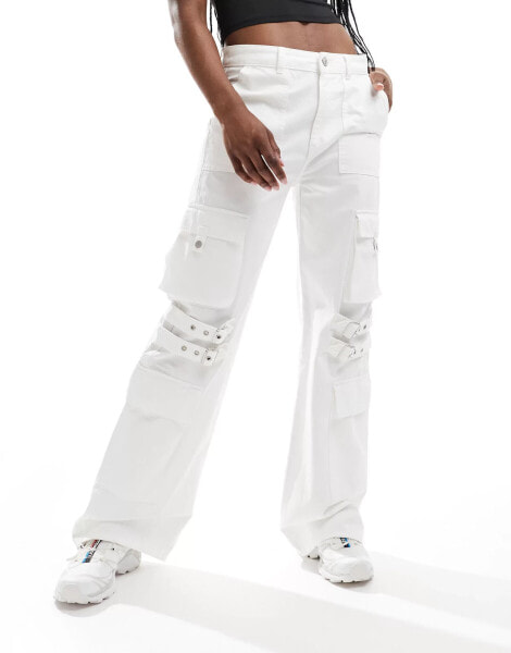 Pull&Bear strap detail cargo jean in white