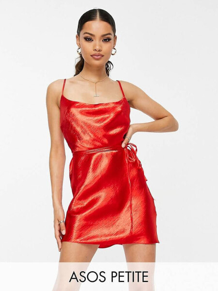 ASOS DESIGN Petite – Kurzes Trägerkleid aus Satin in Rot mit Taillenschnürung