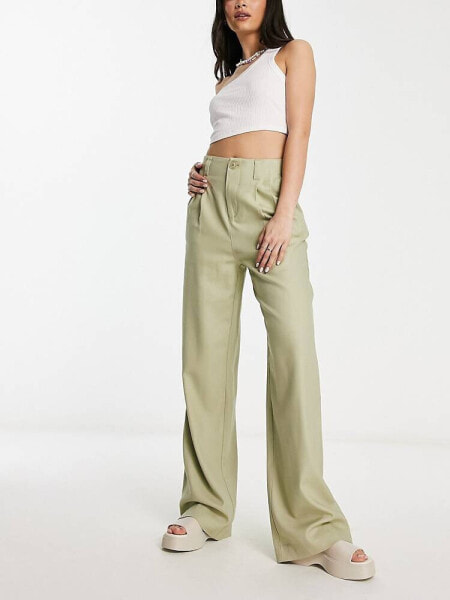 Stradivarius – Hose in Leinenoptik in Khaki mit weitem Schnitt