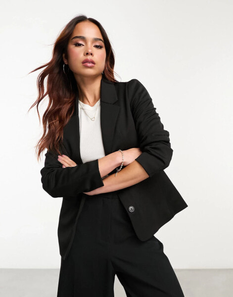 Vero Moda – Figurbetonter Blazer in Schwarz