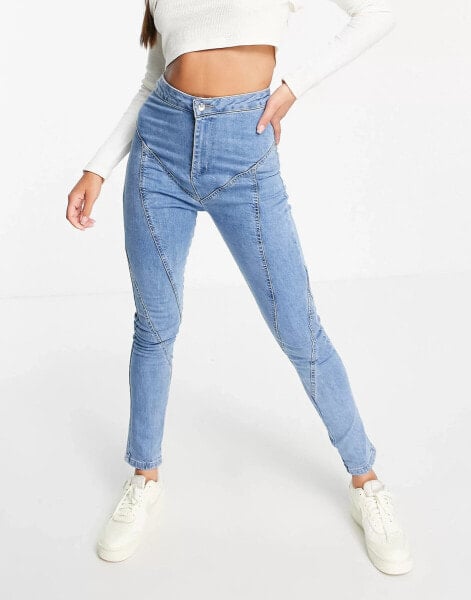 Rebellious Fashion – Stretch-Jeans in Mittelblau mit konturierender Naht