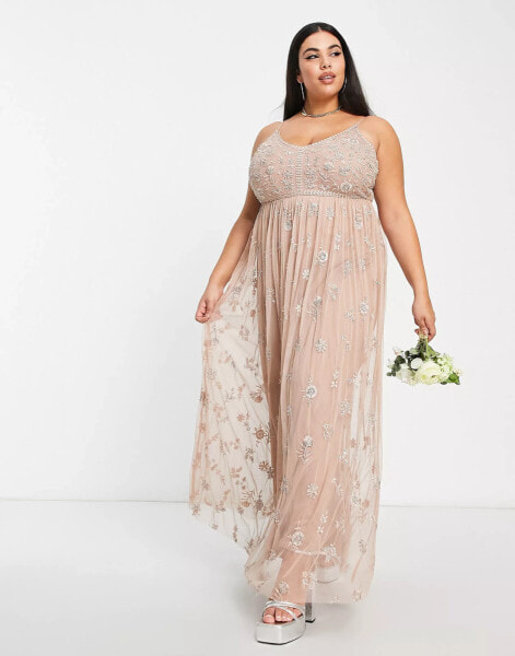 Beauut Plus – Bridesmaid – Zartes, verziertes Maxikleid in Taupe mit Rock aus Tüll