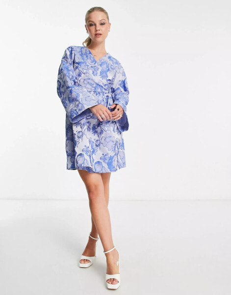 Женское мини-платье Pieces Premium Mini-Wickelkleid aus blauem Jacquard mit Kimono-Ärmeln