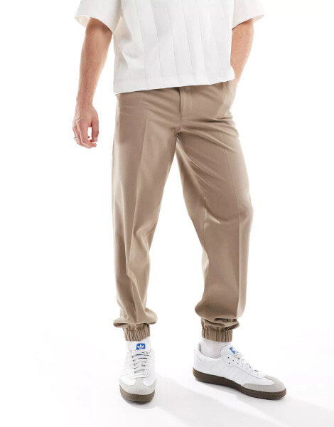 ASOS DESIGN – Elegante Jogginghose mit geradem Schnitt in Steinbeige