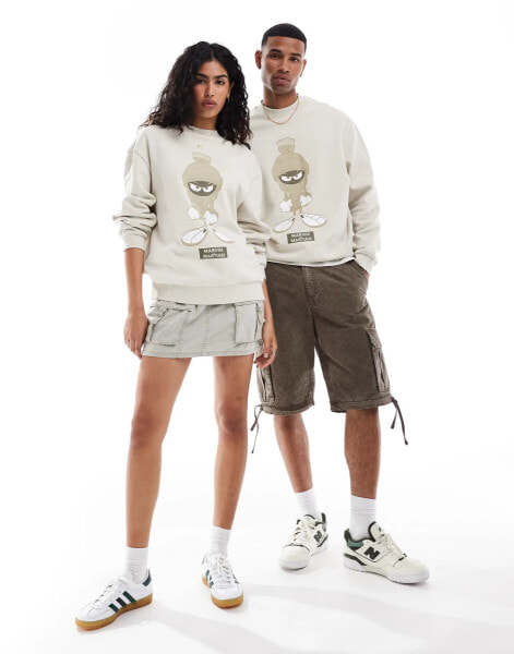 ASOS DESIGN – Unisex-Sweatshirt in Stone mit Oversize-Passform und Looney Tunes Print mit Marvin dem Marsmensch