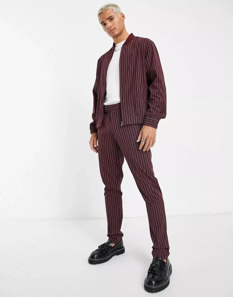 ASOS DESIGN – Elegante, schmale Nadelstreifen-Hose in Schiefergrau und Burgunderrot, Kombiteil