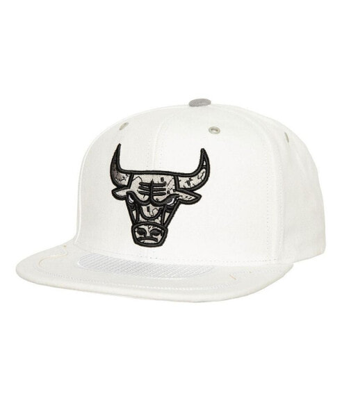 Mitchell Ness Men's White Chicago Bulls Day 4 Snapback Hat