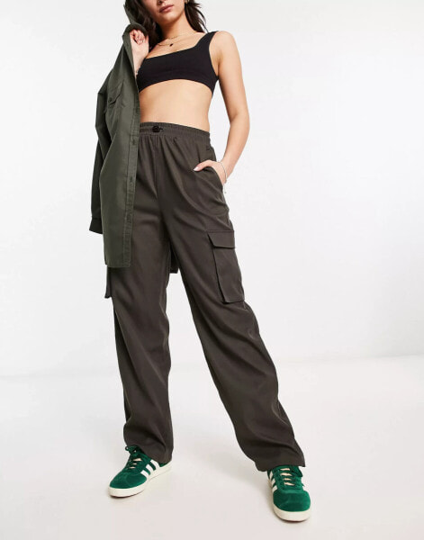 Only wide leg cargo trousers in brown