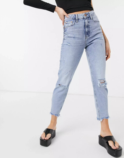 River Island – Carrie – Mom-Jeans mit Zierrissen in Authentic-Hellblau