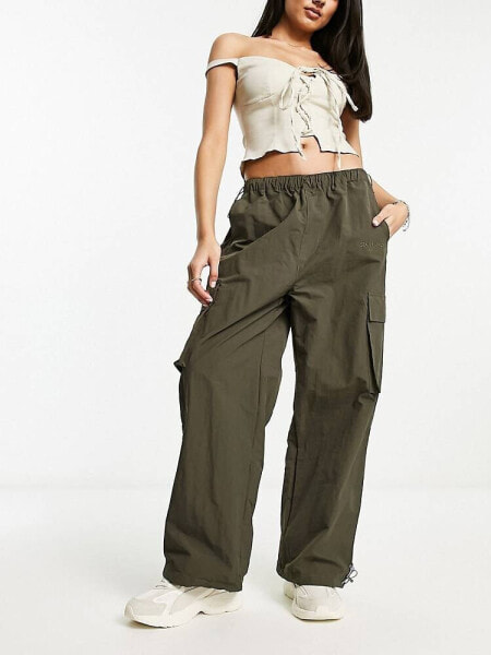 Sixth June – Fallschirmhose in Taupe mit Ton-in-Ton-Stickerei