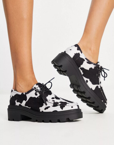 ASOS DESIGN – Marver – Flache Schnürschuhe mit Kuh-Print