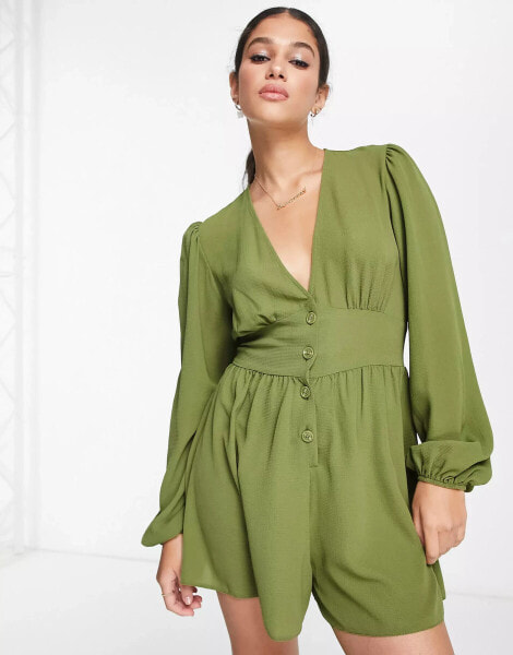 ASOS DESIGN – Playsuit aus khaki Kreppstoff mit tiefem Ausschnitt und Puffärmeln