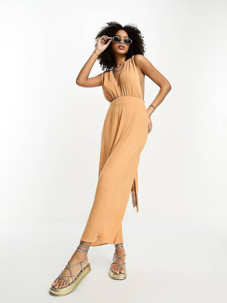 ASOS DESIGN – Midi-Sommerkleid aus kamelbraunem Kräuselstoff mit tiefem Ausschnitt, Wickeldetail in der Taille und Bindeband mit Fransen