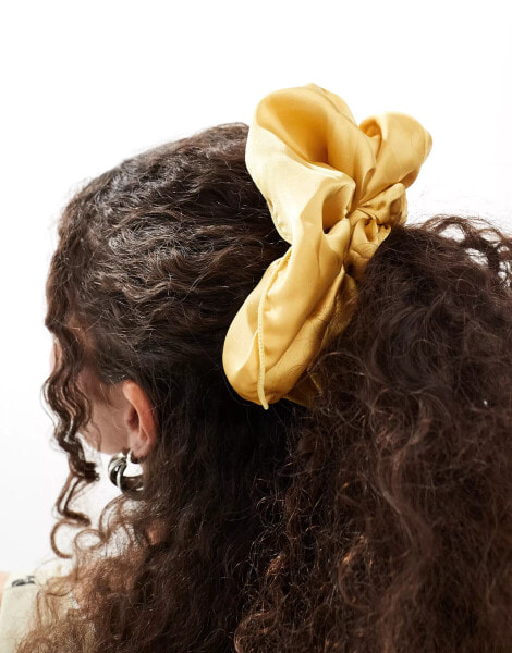 DesignB London – Oversize-Scrunchie-Haargummi aus Satin in Buttergelb