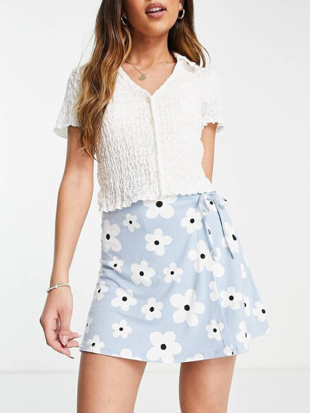 ASOS DESIGN – Skort mit Wickeldetail und großem 60er-Blumenmuster