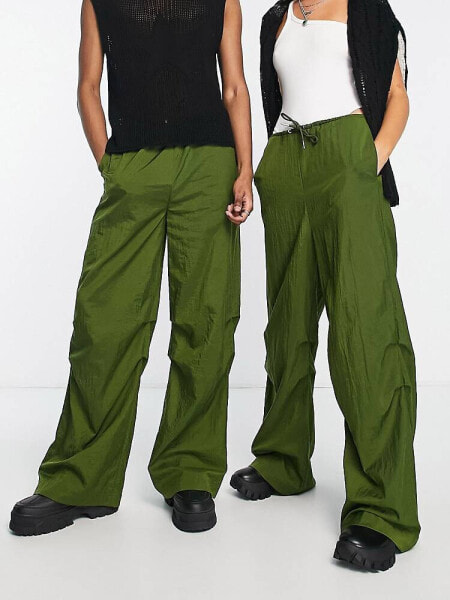 COLLUSION Unisex – Cargohose aus Fallschirmstoff mit Raffung in Khaki