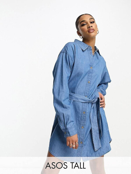 Женское мини-платье ASOS Tall ASOS DESIGN Tall Mini-Jeanskleid in mittlerer Waschung mit Bindegürtel