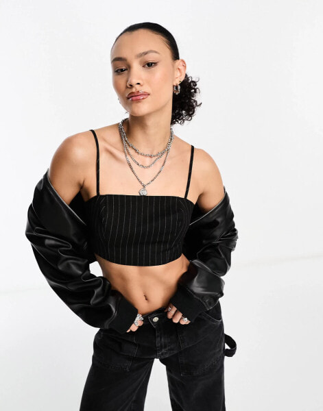 Stradivarius – STR – Elegantes Camisole in Schwarz mit Nadelstreifen