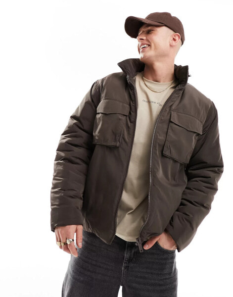 ASOS DESIGN – Utility-Steppjacke in Braun mit Gürtel