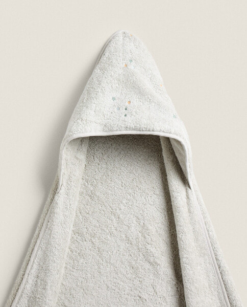 Hooded baby towel with pompoms