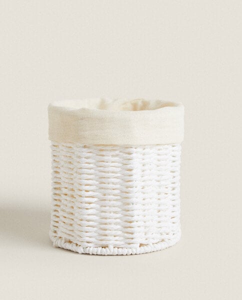 Round hamper with linen lining