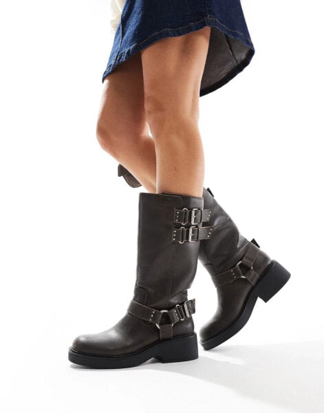 Bershka – Wadenhohe Stiefel in Braun mit Schnallendetail