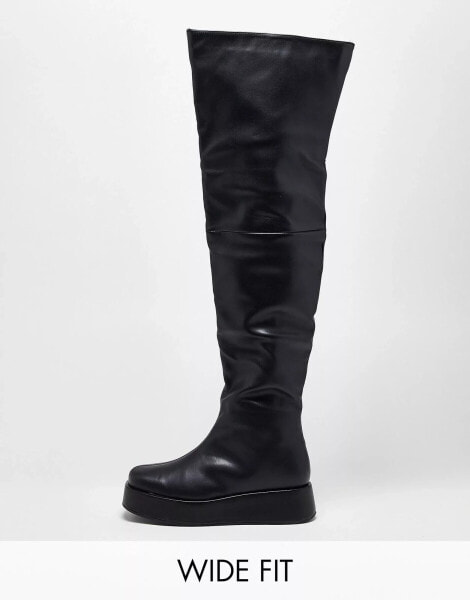 Public Desire Exclusive Wide Fit – Rosie – Flache Overknee-Stiefel in Schwarz, weite Passform