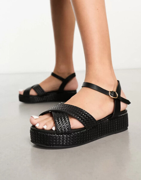 Yours Wide Fit – Sandalen in Schwarz mit gewebten Riemen und flacher Plateausohle, weite Passform