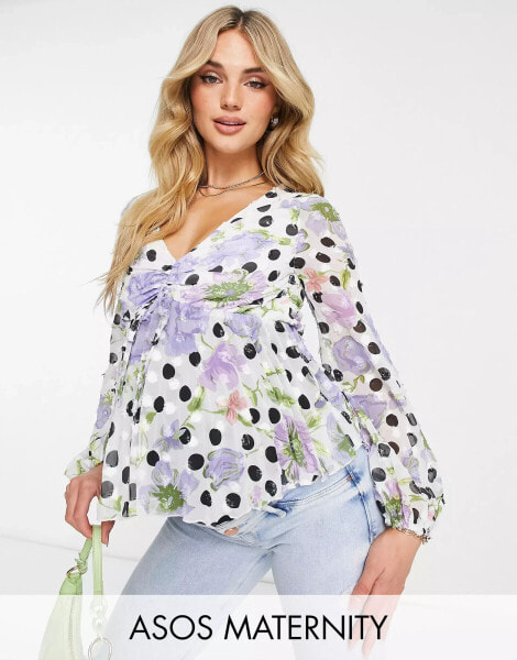 ASOS DESIGN Maternity – Langärmlige Bluse mit gepunktetem Blumenmuster, geraffter Vorderseite und plissiertem Schößchensaum