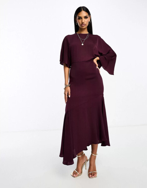 ASOS DESIGN – Satin-Midikleid in Ochsenblutrot mit Flatterärmeln und asymmetrischem Saum