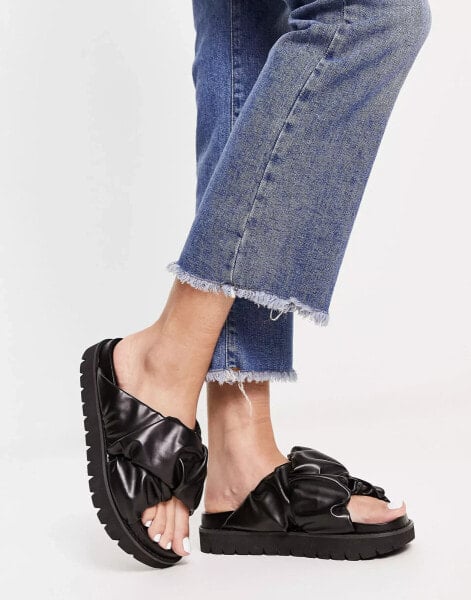 ASOS DESIGN – Frazzle – Flache Sandalen in Schwarz mit gerafftem Riemen