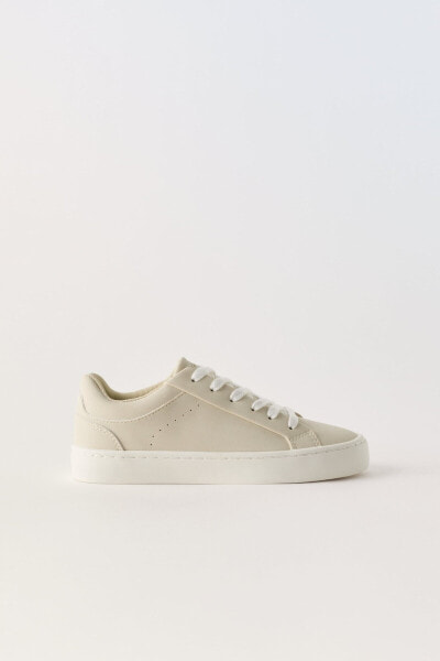 Minimalist lace-up sneakers