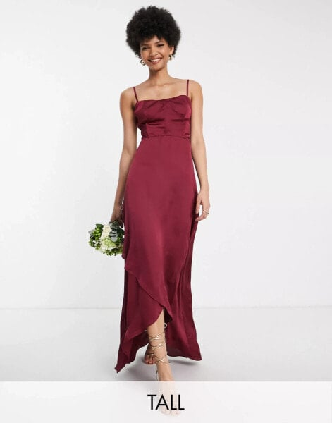 TFNC Tall – Bridesmaid – Brautjungfernkleid aus Satin in Beere mit schmalen Trägern