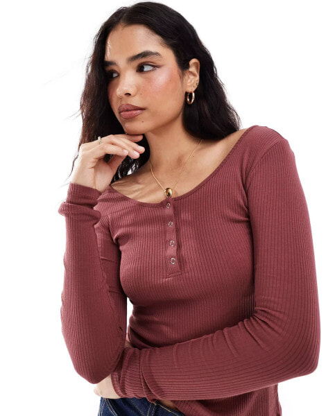 Pieces ribbed popper front long sleeve top in spice