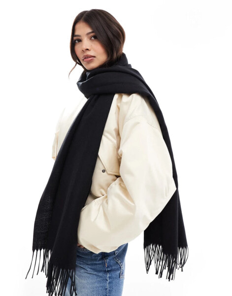 Pieces staple tassel scarf in black