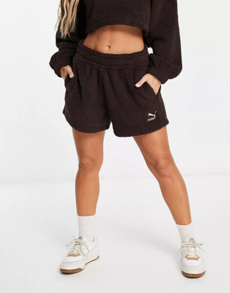 PUMA Classics – Cosy Club – Shorts aus Teddyfell in dunklem Schokobraun, exklusiv bei ASOS